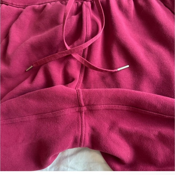 Lululemon Scuba Relaxed Fit High Rise Jogger in Pomegranate Size 8 - Picture 5 of 6